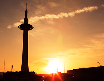 <150名様限定> 「ニデック京都タワー 元旦初のぼり 2026」を開催 オリジナルカレンダーやポストカードの特典付き